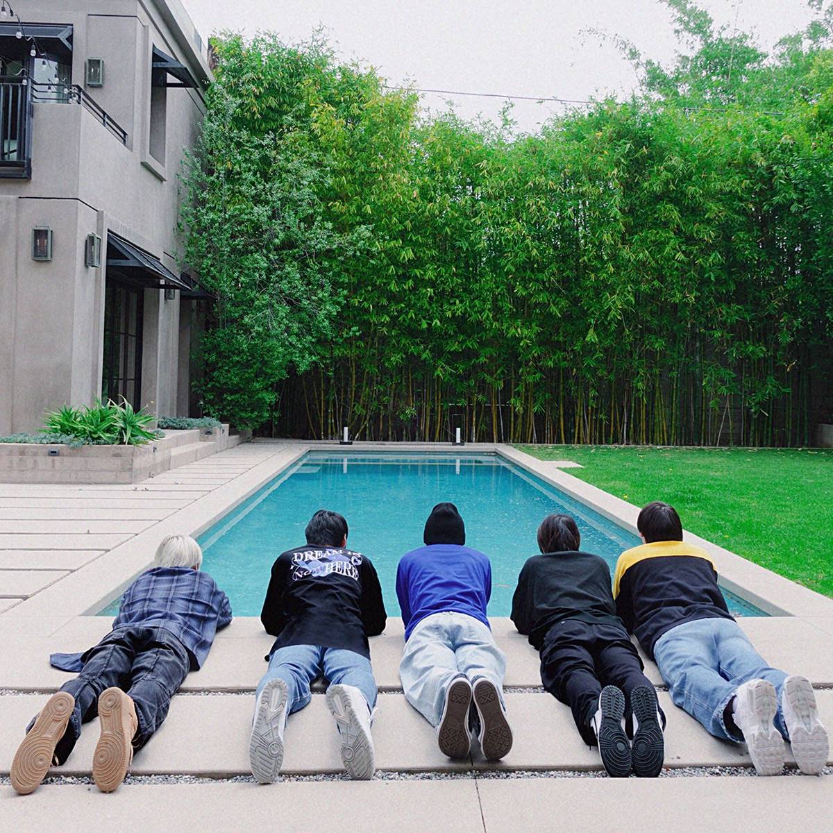 TXT pose menggemaskan depan kolam renang