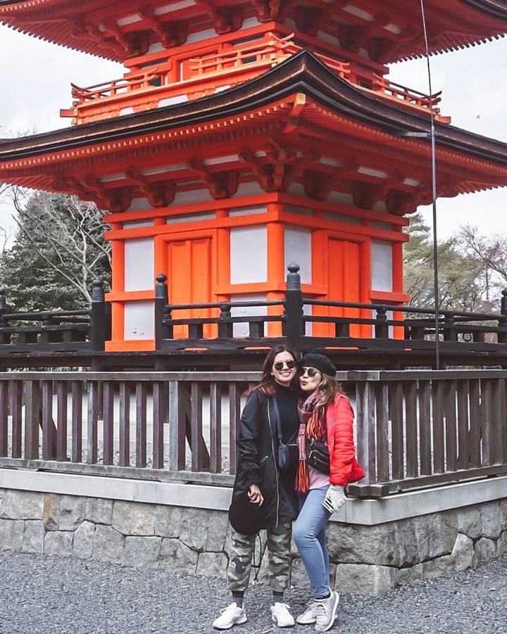 Adu Pose Kala Melancong ke Jepang