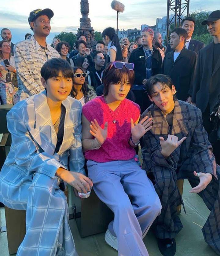 Song Joong Ki Jadi Sasaran Komentar Negatif Usai Tampil Bareng Yuta NCT dan BamBam GOT7