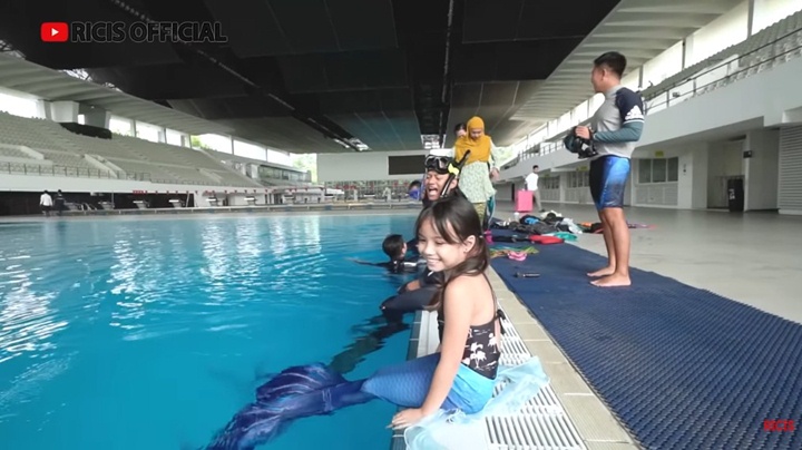 Renang Bareng Ria Ricis, Penam Renang Bareng Ria Ricis, Penampilan Gempi Anak Gisella Anastapilan Gempi Anak Gisella Anastasia Jadi Mermaid Bikin Gemassia Jadi Mermaid Bikin Gemas Renang Bareng Ria Ricis, Penampilan Gempi Anak Gisella Anastasia Jadi Mermaid Bikin Gemas