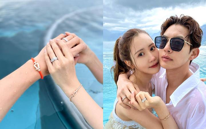 Berpelukan Sambil Pamer Cincin