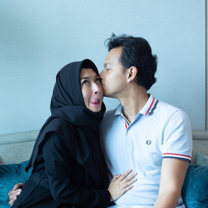 Tak Segan Berbagi Momen Mesra