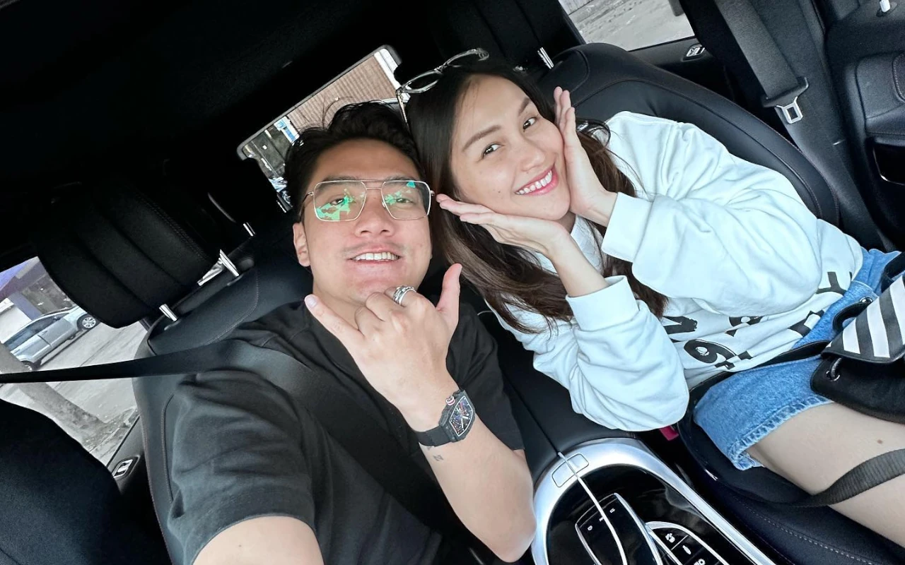 Boy William Ketemu Umi Kalsum & Ayah Rozak, Potret Gendong Ponakan Ayu Ting Ting Disorot