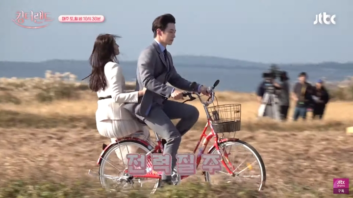 Yoona SNSD Gak Sepenuhnya Nyaman Dibonceng Junho 2PM di Lokasi \'King the Land\'