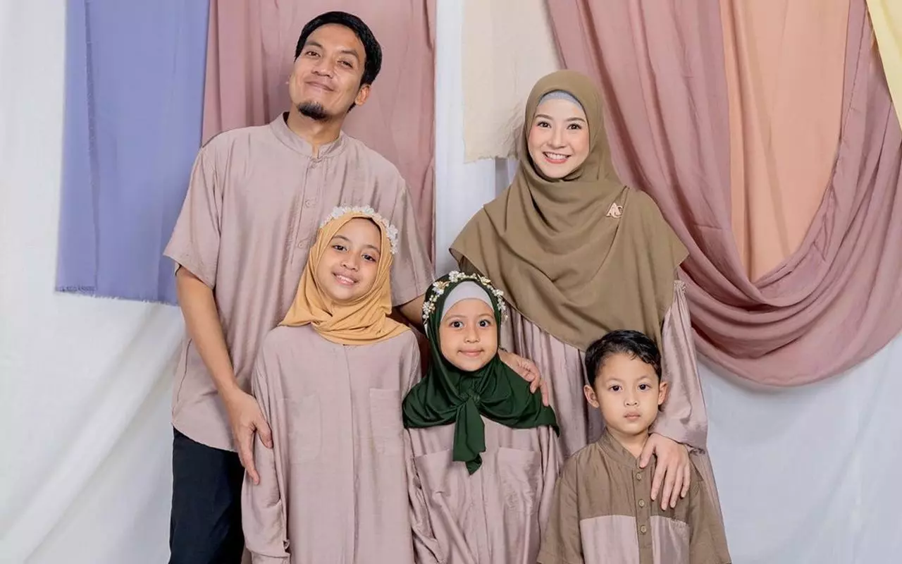 Ajak Anak-anak, Desta Asyik Pamer Liburan Bareng Natasha Rizki Meski Sudah Resmi Cerai