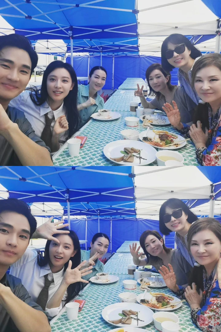 Kim Soo Hyun dan Kim Ji Won Sebelahan Saat Makan Bareng Pemain \'Queen of Tears\'