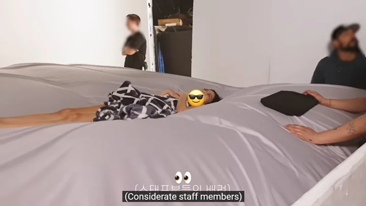 Jennie BLACKPINK Pemotretan Dengan Outfit Terbuka, Perilaku Staf Curi Fokus