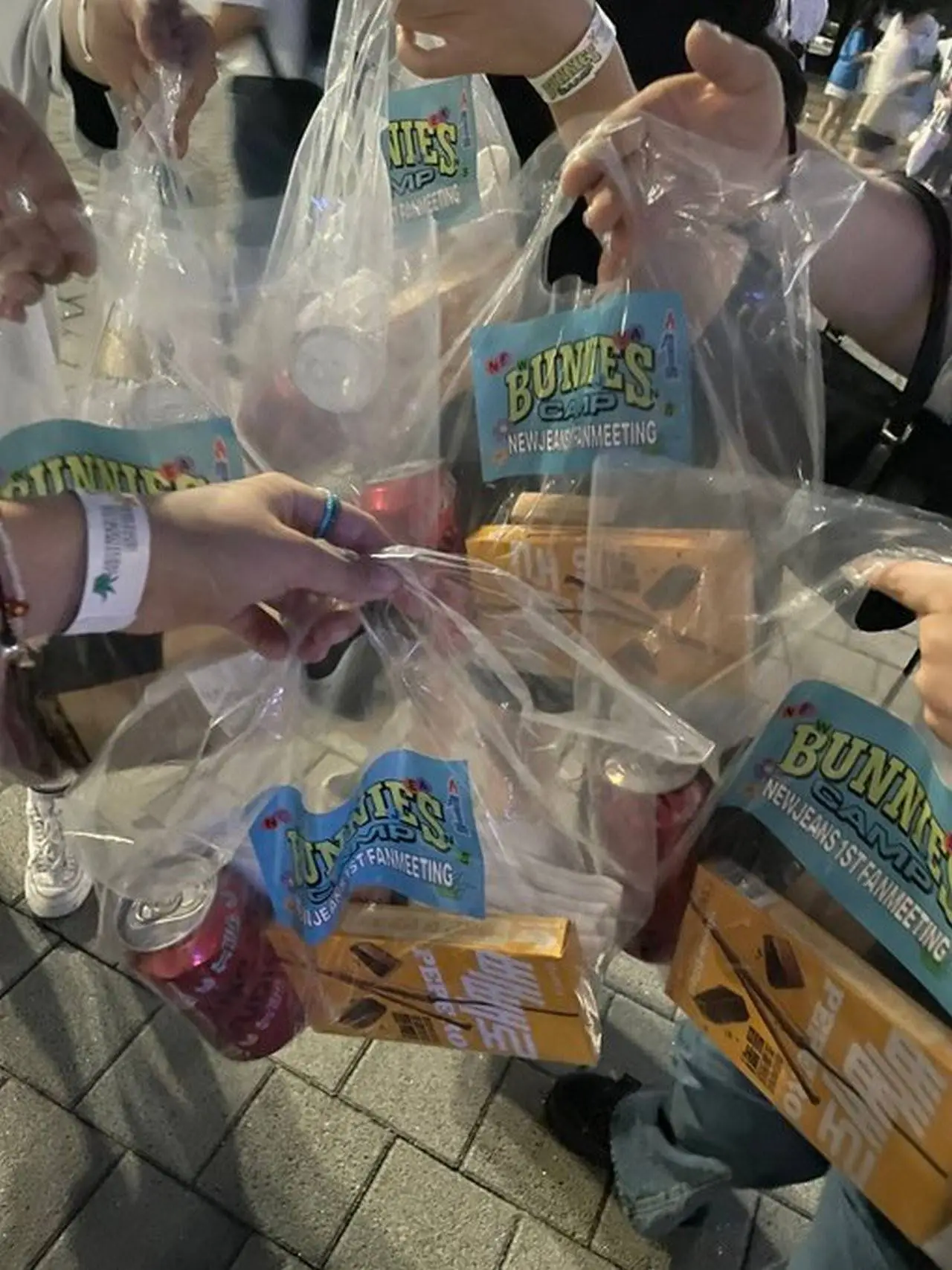 NewJeans Siapkan Beragam Hadiah Spesial Untuk Fans Lewat Goodie Bag Di Fanmeeting \'Bunnies Camp\'
