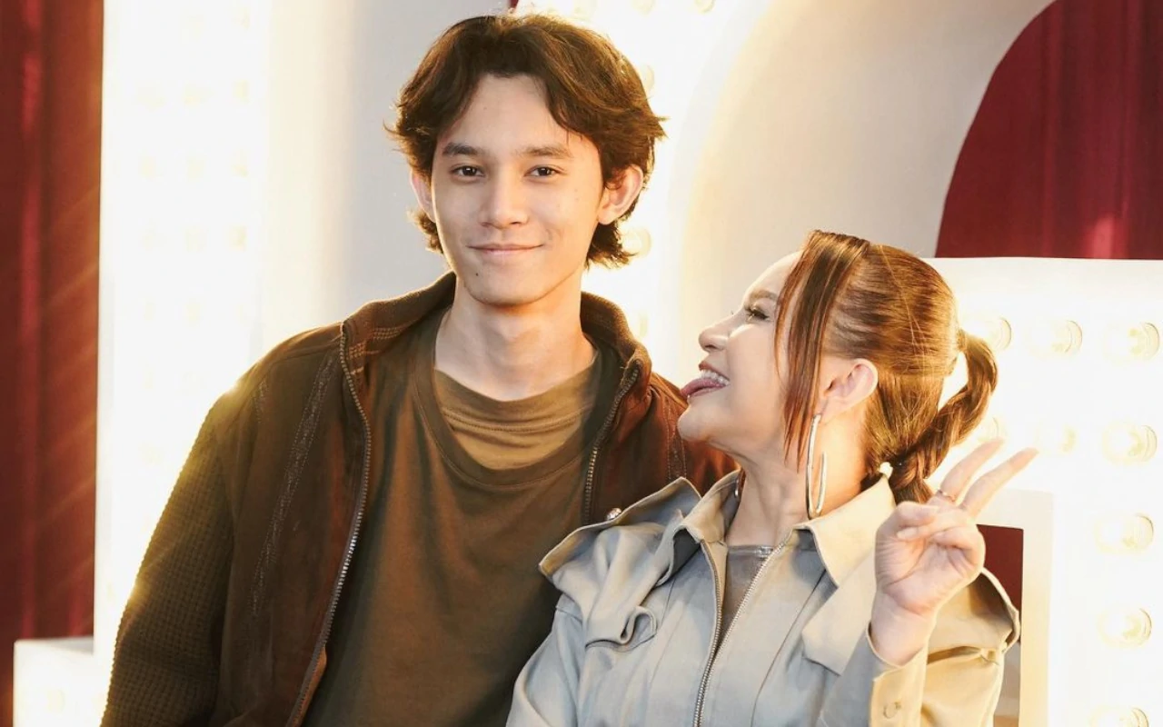 Rossa Mendadak Dinasihati Soal Jodoh Usai Pamer Foto Dicium Putra Tampan, Sang Artis Ngakak