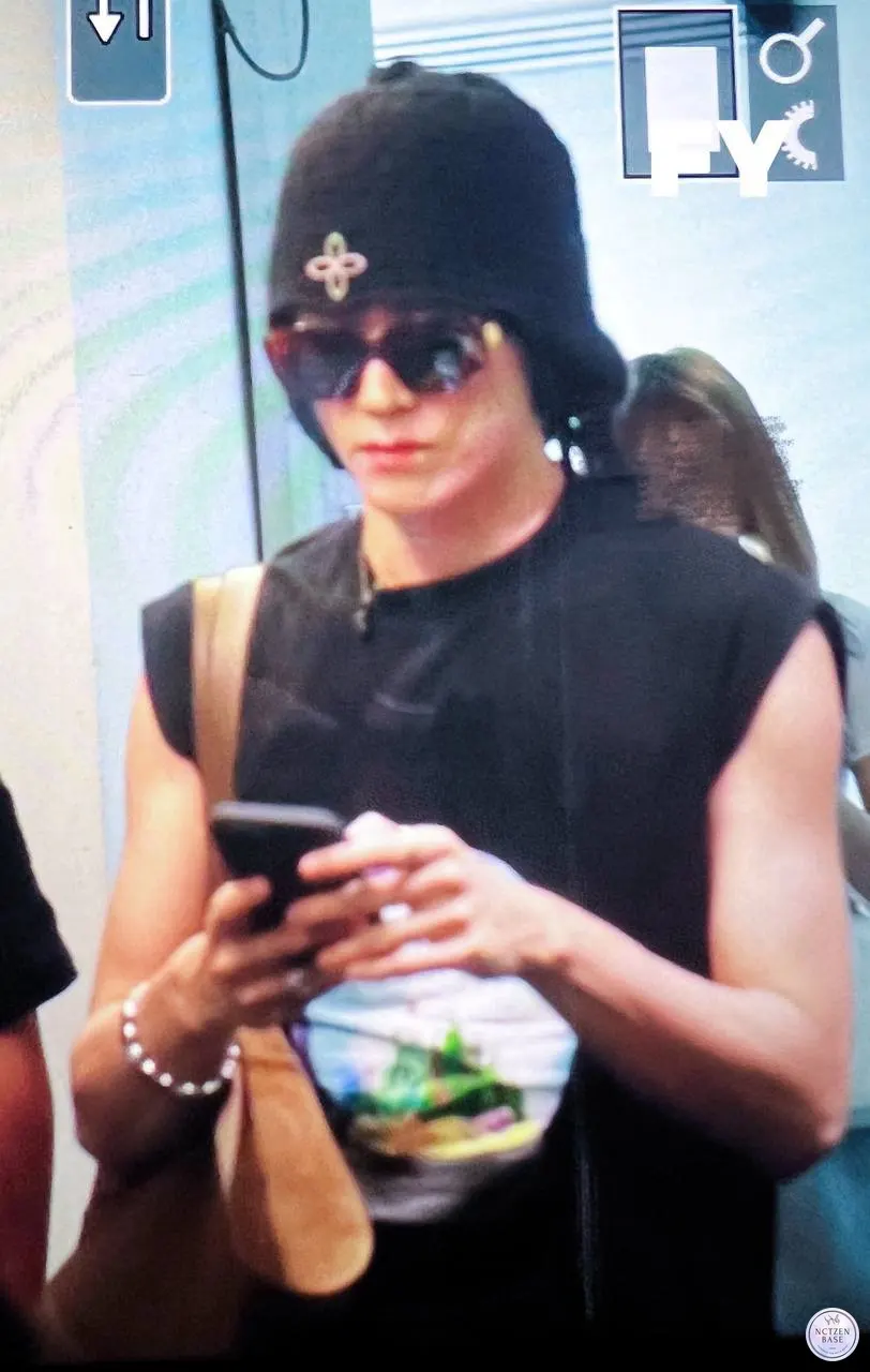 gaya Taeyong NCT sampai di Jakarta