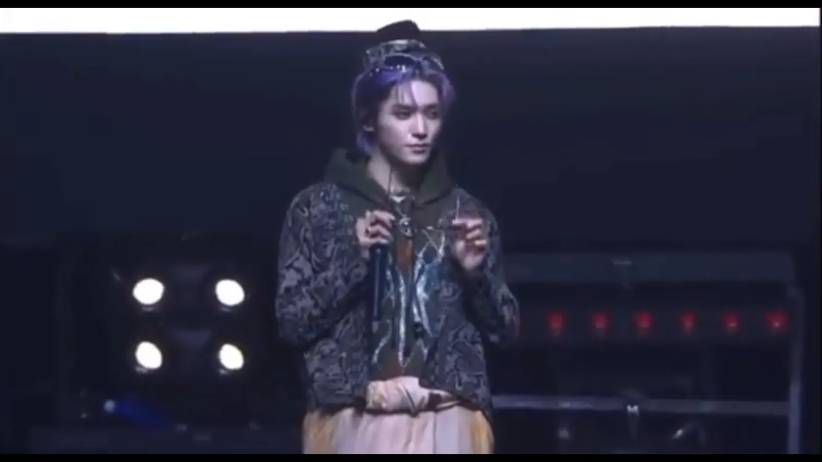 Taeyong NCT memakai pakaian tradisional Indonesia
