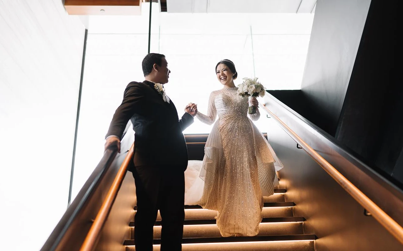 Tina Toon dan Suami Dance Romantis di Intimate Wedding, Adik Tampan Ikut Curi Atensi