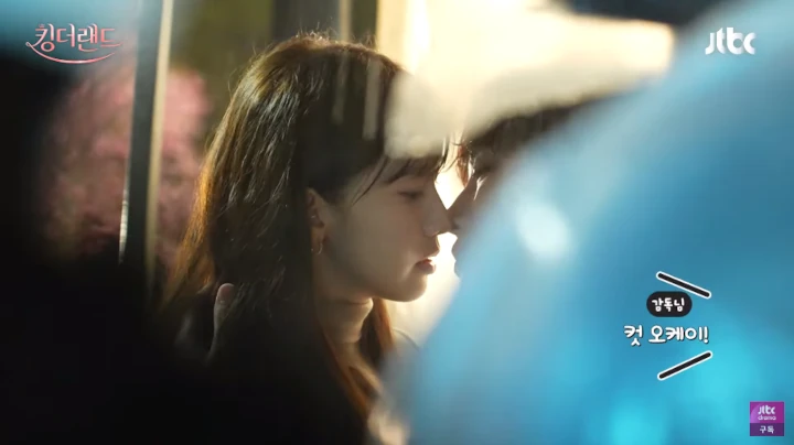 Yoona SNSD & Junho 2PM Masih Ingin Lanjut Ciuman Tapi Sudah Di-Cut Sutradara \'King the Land\'