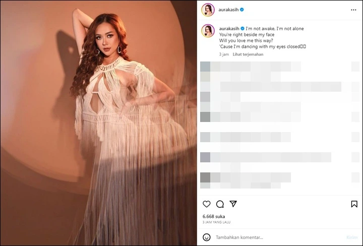 Mulai Buka Hati, Aura Kasih Kembali Tampil Berani Dengan Dress Seksi
