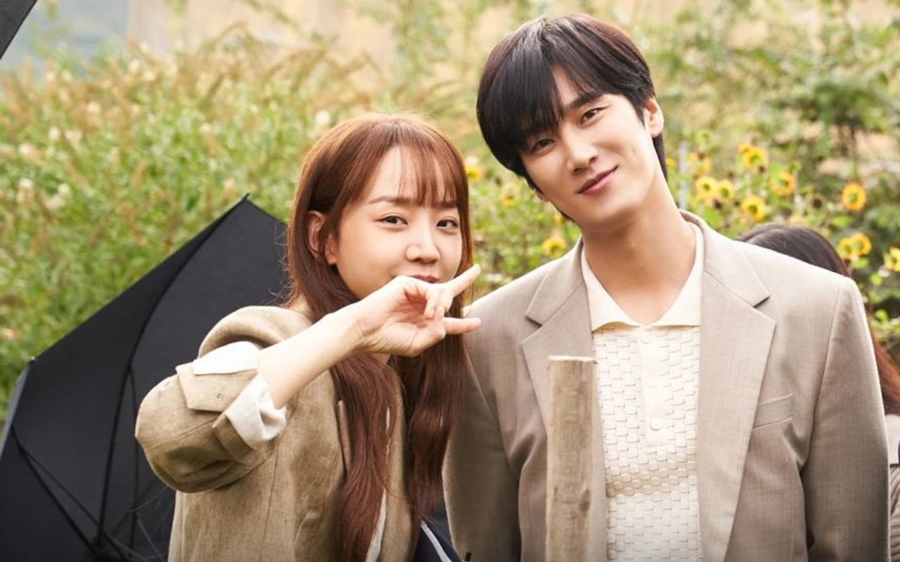 Sesuai Webtoon, Shin Hye Sun Cekik Leher Ahn Bo Hyun di 'See You in My 19th Life'