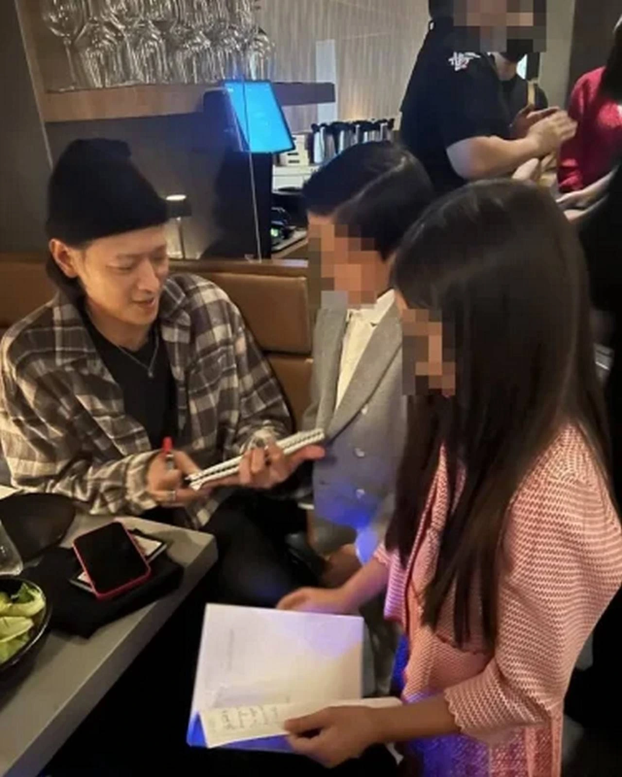 Kang Dong Won Berbagi Tanda Tangan dan Foto Bareng Untuk Anak Chaebol Korea