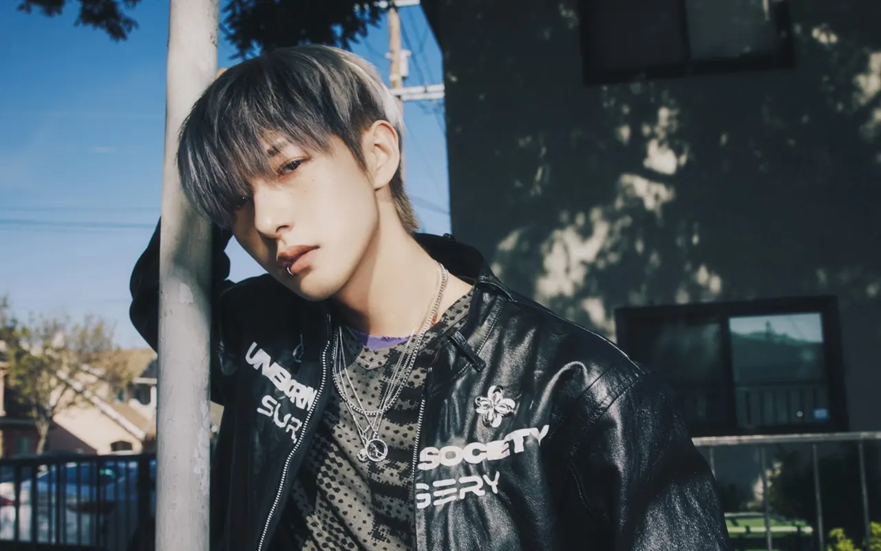 Ukuran Tangan Renjun NCT Dibandingkan iPhone Bikin Salfok