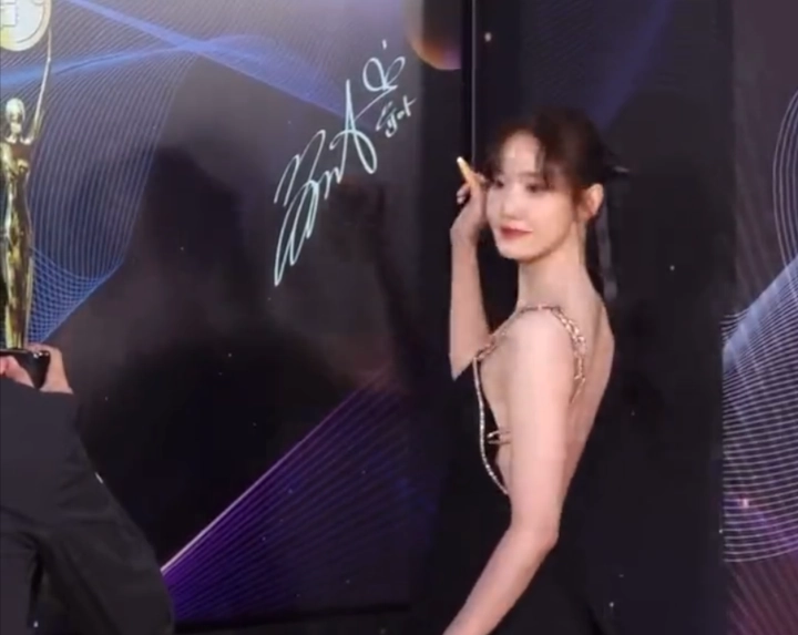 Blue Dragon Series Awards 2023: Tanda Tangan Yoona SNSD Berakhir Viral