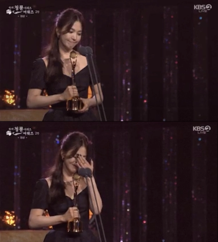 Blue Dragon Series Awards 2023: Perubahan Ekspresi Song Hye Kyo di Atas Panggung Disorot