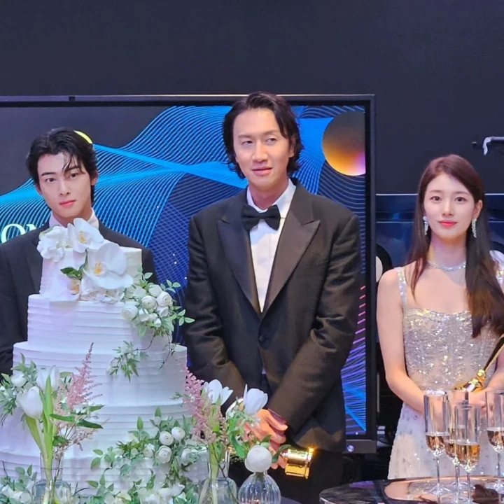 Blue Dragon Series Awards 2023: Lee Kwang Soo di Tengah Suzy & Cha Eunwoo Jadi Bahan Gosip
