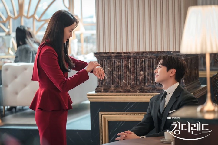 Media Korea Sebut \'King the Land\' Yoona & Junho Populer Karena Gak Ada 3 Aspek