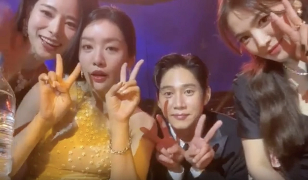 Blue Dragon Series Awards 2023: \'Rukun\' Dengan Song Hye Kyo, Tim Bullying \'The Glory\' Pamer Foto Sel
