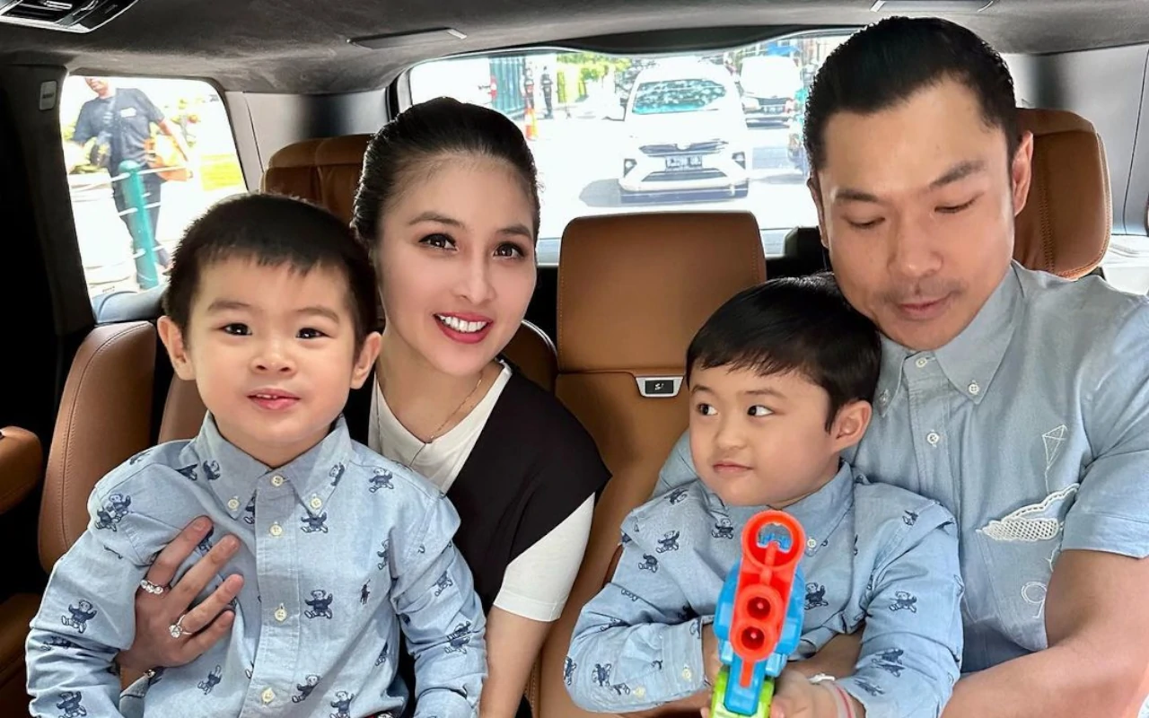 Sandra Dewi Bagikan Realita Foto Keluarga, Momen Anak Ngereog Bikin Ngakak