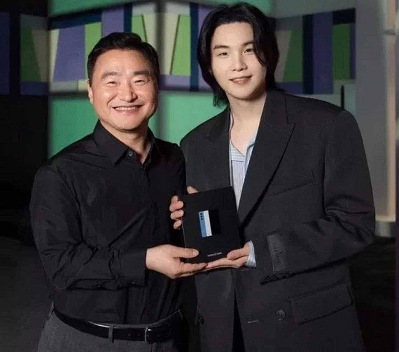 Suga Jadi Pemilik Pertama Galaxy Z Fold 5 Hingga Digelari Karyawan Kehormatan Samsung