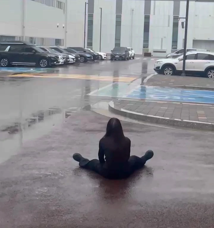Han So Hee Lapor Aktivitas Baru, Aksi Random di Jalanan Habis Hujan Curi Fokus
