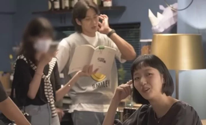 Potret Ahn Bo Hyun Baca Naskah \'Yumi\'s Cells\' Dari Tangan Staf Tuai Kontroversi