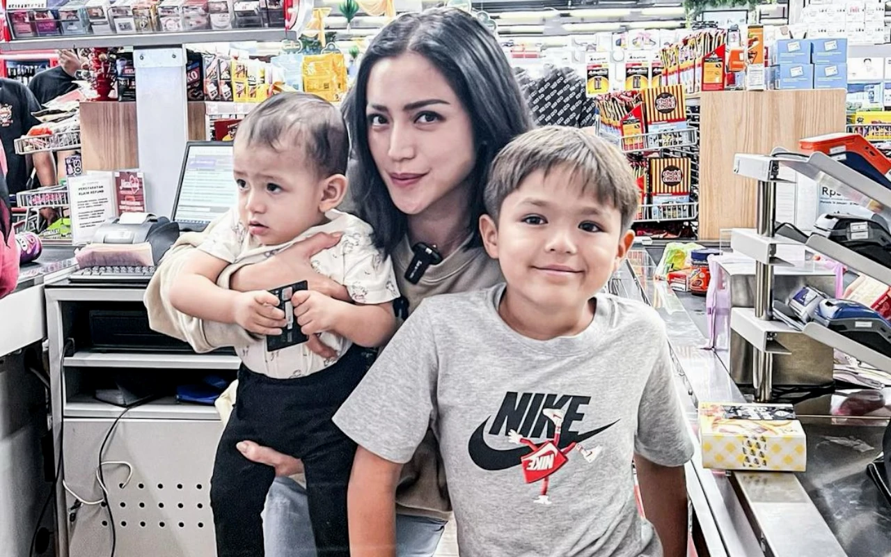 El Barack Anak Jessica Iskandar Punya Cara Unik Makan Jajanan Pinggir Jalan