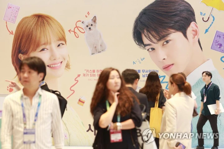 Poster Raksasa Cha Eunwoo & Park Gyu Young di \'A Good Day To Be A Dog\' Jadi Sorotan