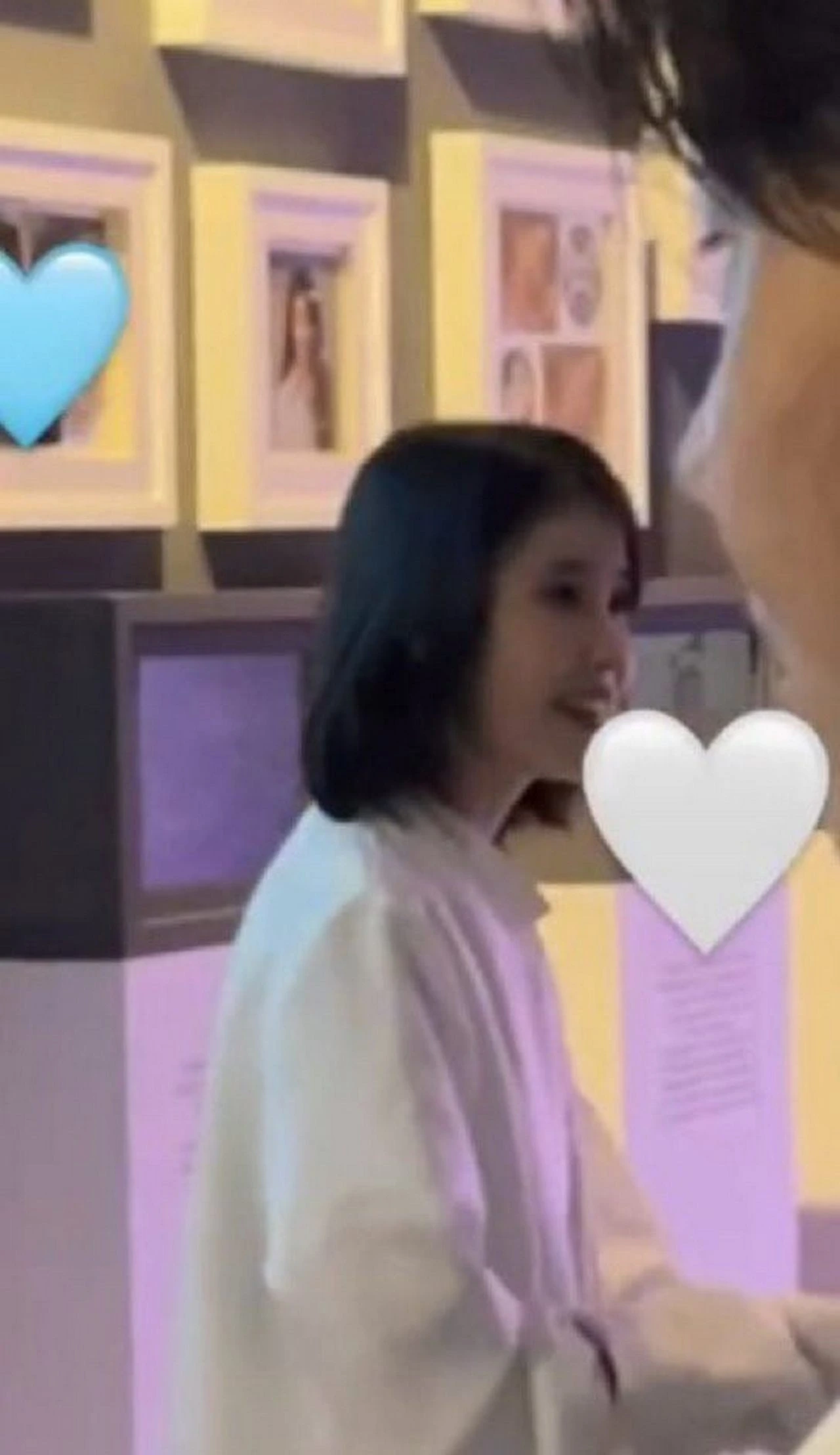 IU Kejutkan Fans Di Acara Pameran Peringatan Debutnya Ke-15 Dengan Kostum Marshmallow