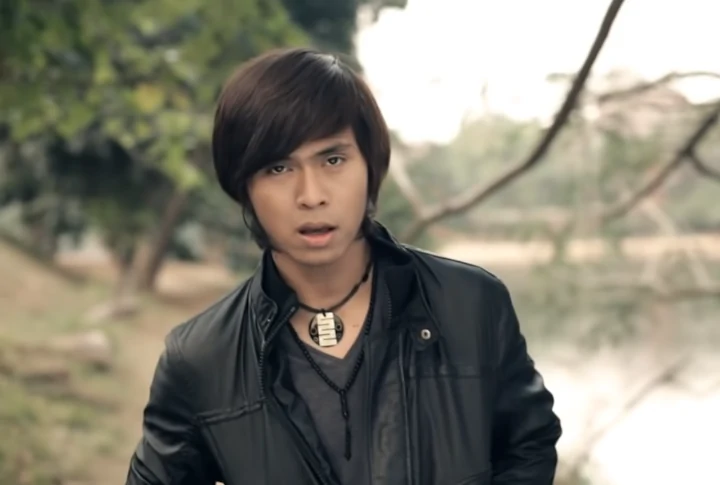 Debut Sebagai Penyanyi di Tahun 2012