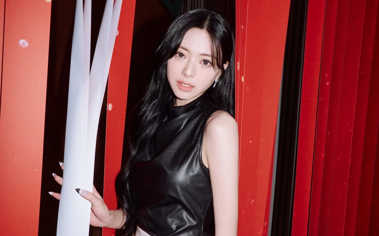 Yuna ITZY Disebut Bak Barbie Tampil Anggun Dengan Slip Dress Seksi Dan Rambut Hitam Panjangnya