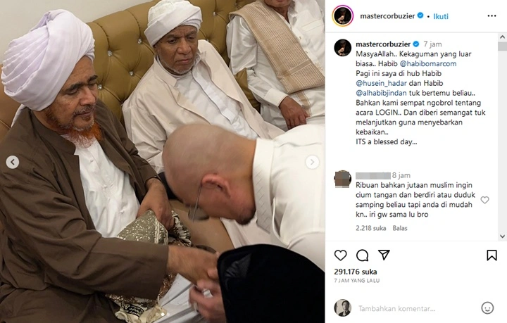 Bikin Iri, Deddy Corbuzier Pamer Cium Tangan Ulama yang Diyakini Keturunan Nabi Muhammad