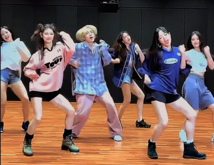 Kolaborasi V BTS & NewJeans Joget \'Hype Boy\' Digosipkan Terlalu Cocok