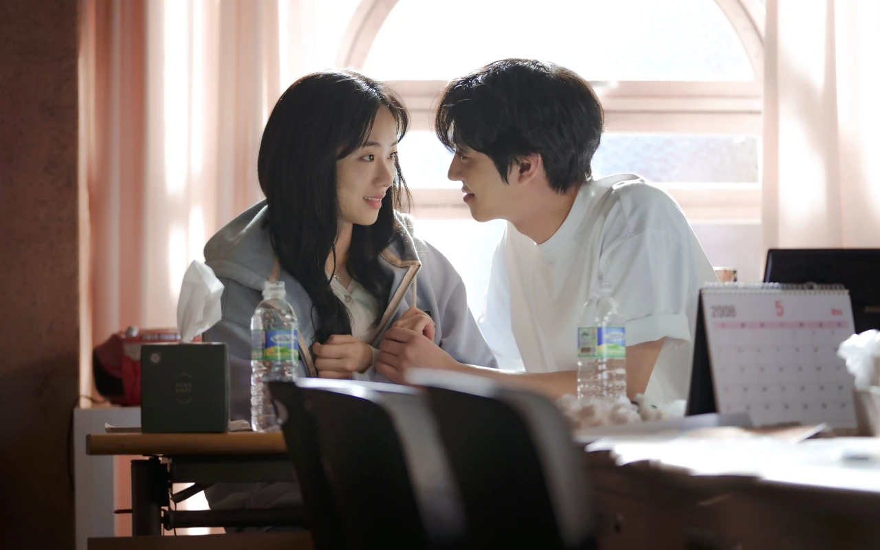 Alur 'A Time Called You' Ahn Hyo Seop & Jeon Yeo Bin Dikhawatirkan Mirip 'Seasons of Blossom'