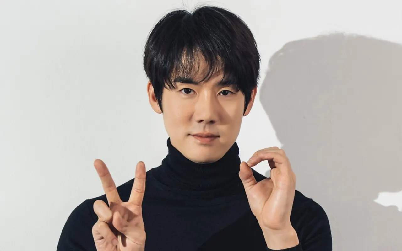 Ditunda 2 Kali, Yoo Yeon Seok Bawa Geng 'Hospital Playlist' di Perayaan 20 Tahun Debut