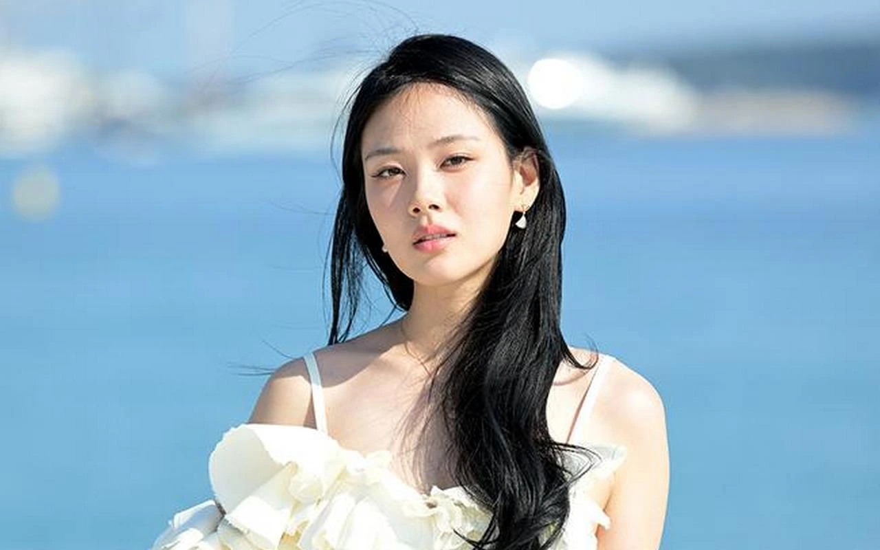 BIBI Bikin Heboh Cium Bibir Fans Saat Tampil Di Atas Panggung
