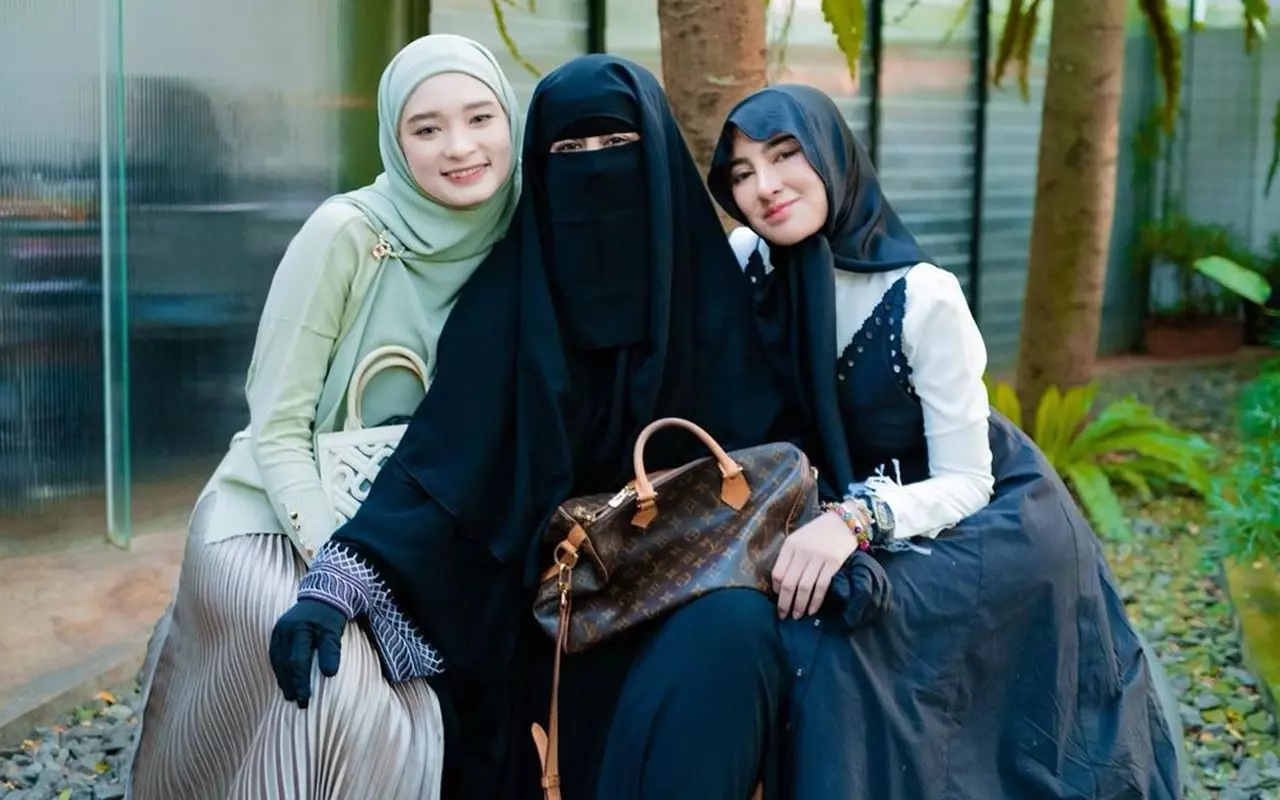 Keberadaan Umi Pipik Serta Doa Yang Diungkap Kala Bersama Inara Rusli-Shandy Purnamasari Disorot
