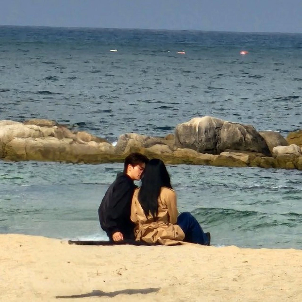Kencan Di Tepi Laut, Song Kang Hampir Cium Kim Yoo Jung di Bocoran Foto Syuting \'My Demon\'