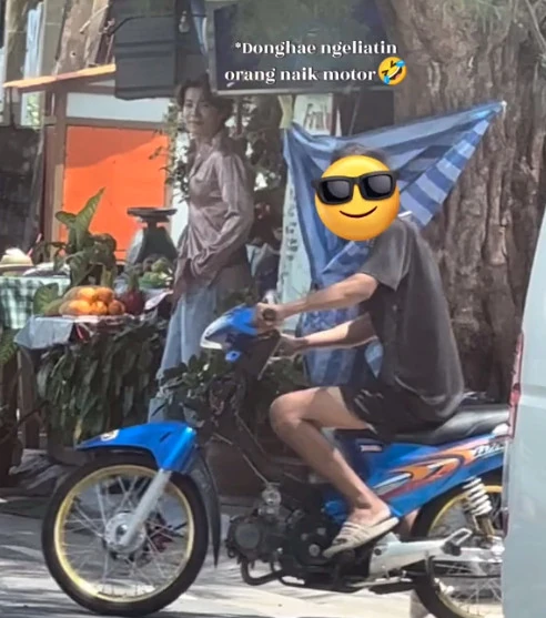Melokal Banget, Donghae Super Junior Naik Motor Protol Milik Warga