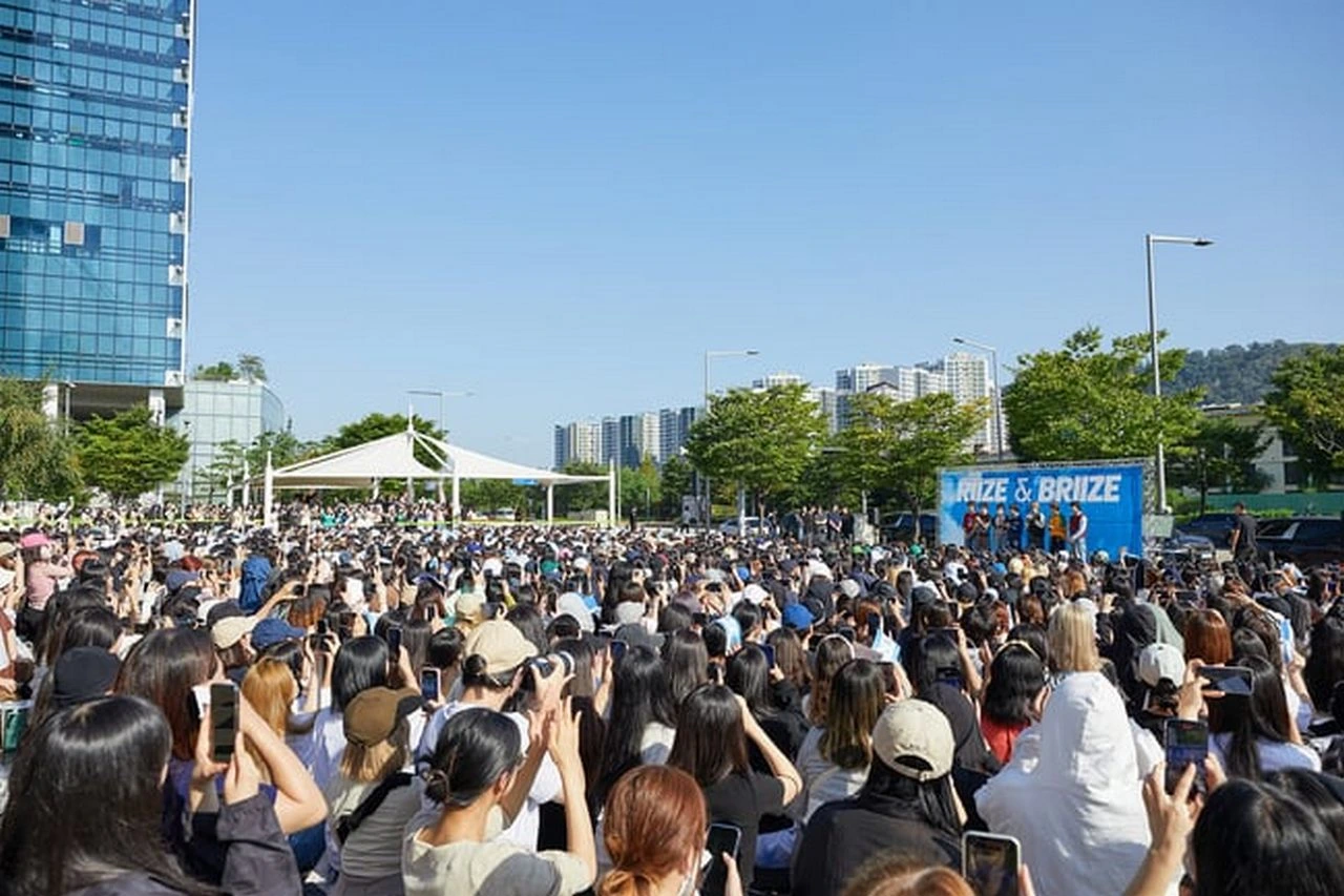 Sapa Fans Sebelum Tampil di Acara Musik, Mini Fan Meeting Dadakan RIIZE Tuai Kehebohan