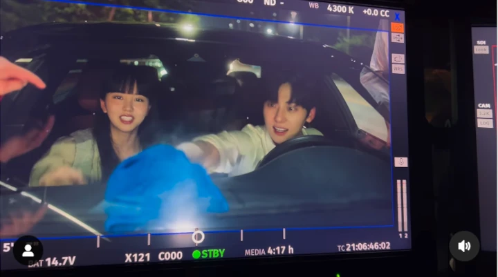 Hwang Minhyun Digoda Modus Caper Kim So Hyun di Lokasi \'My Lovely Liar\'