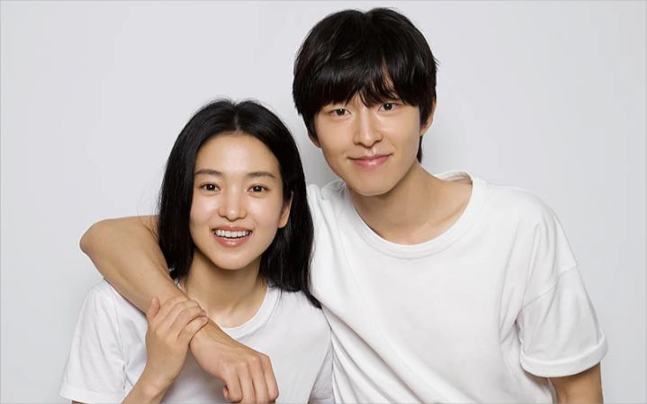 Kim Tae Ri dan Hong Kyung Diam-Diam Bak Dinner Romantis di Acara Prada