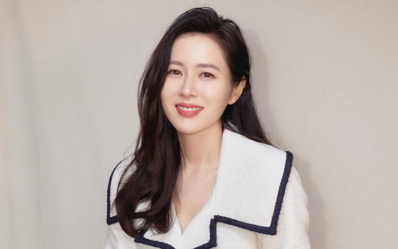 Son Ye Jin Tertawa Riang Pamer Punya Suami dan Anak di Vlog Baru