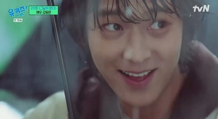 Kang Dong Won Malu Kenang Adegan Payung Legendaris di Film \'Romance of Their Own\'