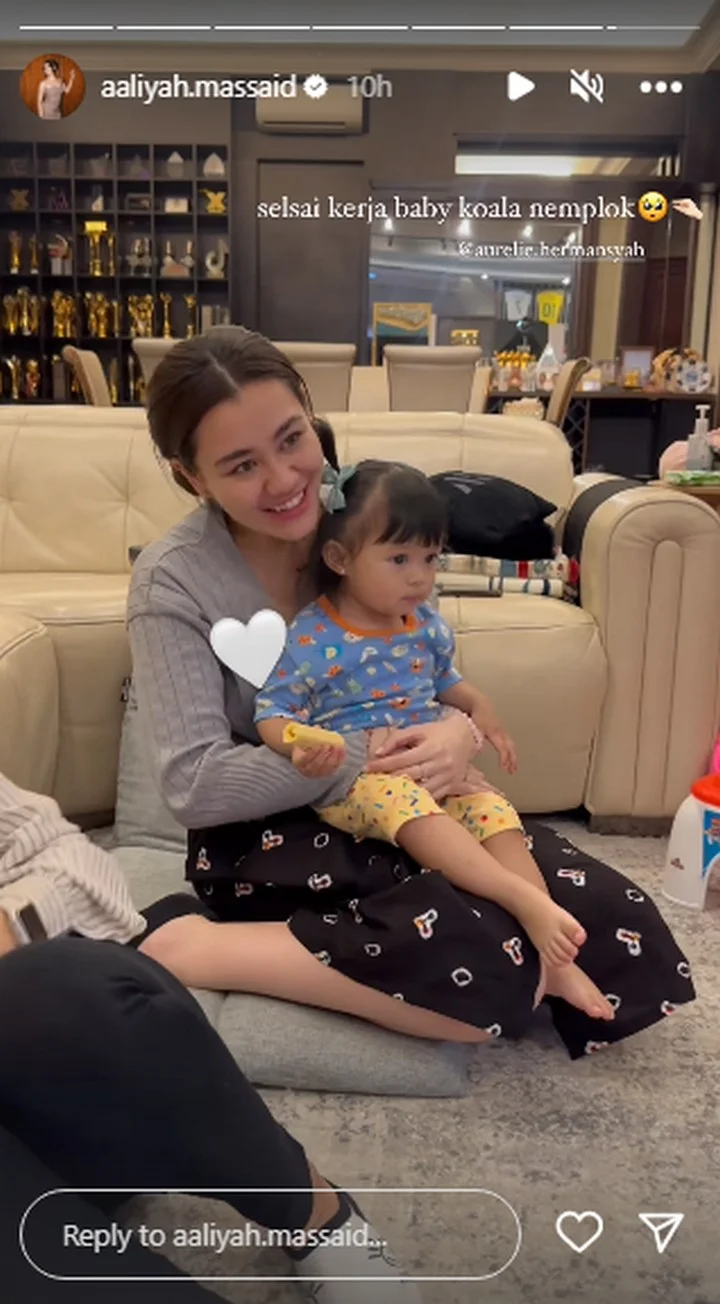 Potret Ameena Gelendotan Manja di Pangkuan Aaliyah Massaid Bikin Gemas