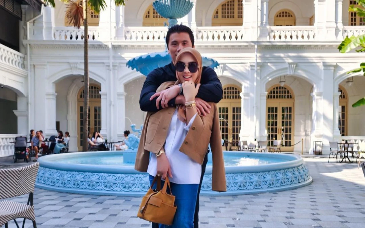 Supportive Wife, Syahrini Promosikan Bisnis Ratusan Tahun Milik Reino Barack